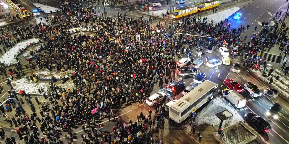 - Zgromadzenie spontaniczne to takie, które nie jest zarejestrowane. Nie zmienia tego "skrzyknięcie" uczestników wydarzenia na Facebooku - mówi radczyni prawna.