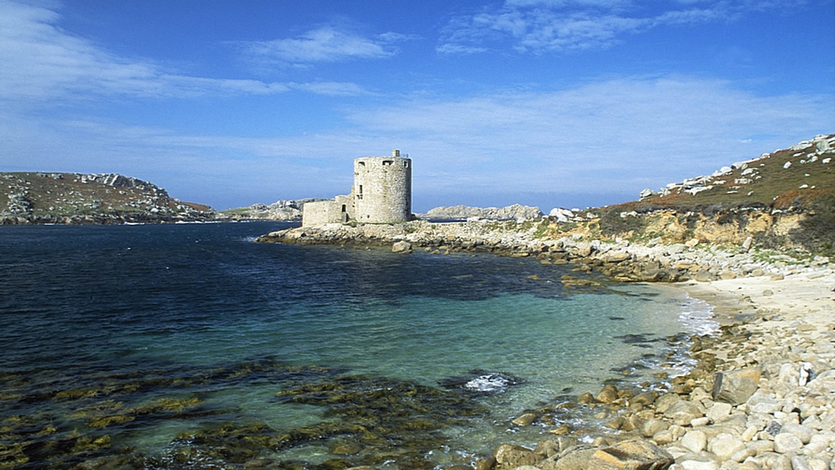 Jeśli lubicie spokój, dziką przyrodę i morze, z pewnością spodoba się wam na wyspach Scilly. Na położonym na zachód od wybrzeży Kornwalii archipelagu łatwiej jest spotkać fokę niż człowieka, a od samochodu popularniejszy jest wózek golfowy.