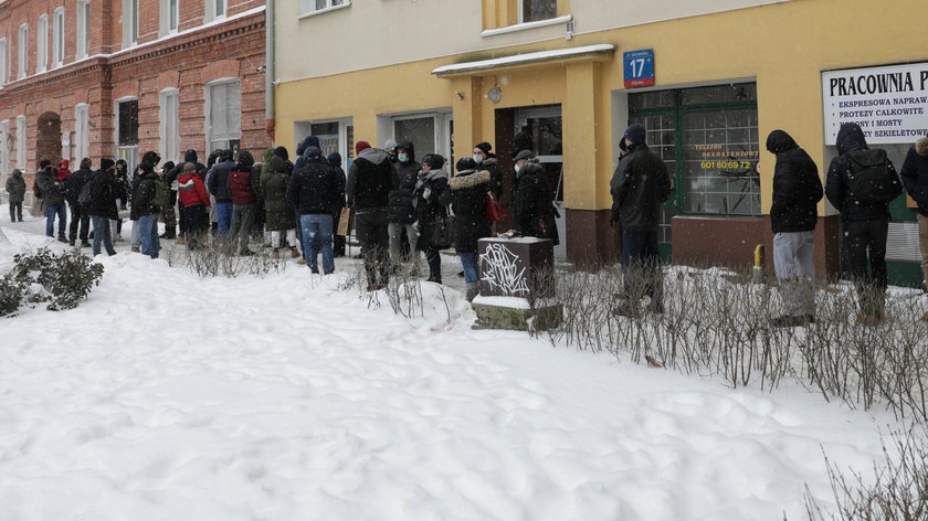 Za czym kolejka ta stoi? Za pączkiem!