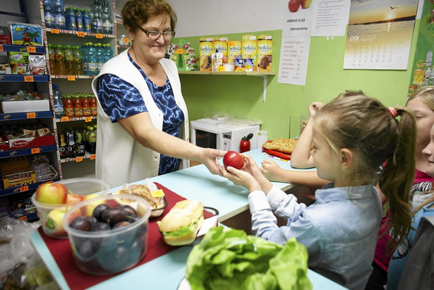 Koniec z drożdżówkami i jagodziankami. Zobacz, co od 1 września dzieci będą jadły w szkole