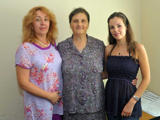 2295_Miroslava-sa--koleginicama-na-poslu