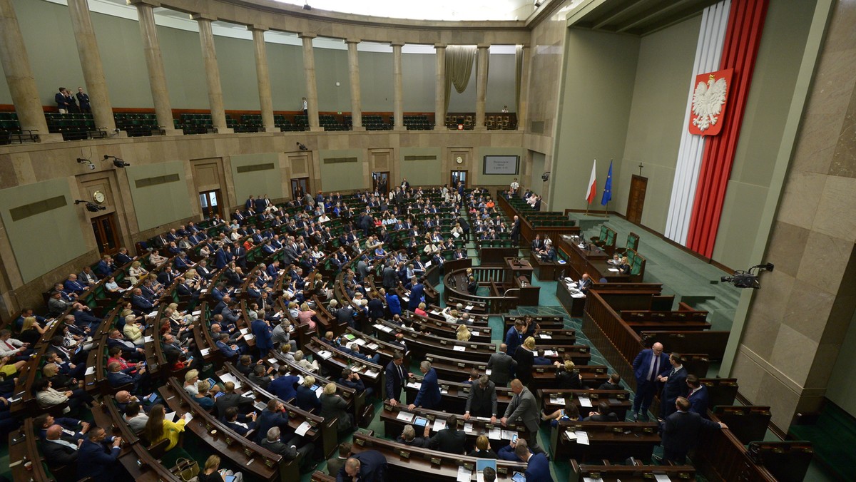 Posłowie uchwalili nowe Prawo wodne. Rząd zapewnia, że przepisy nie spowodują wzrostu kosztów za pobór wody dla przeciętnego Kowalskiego; mogą one nawet spaść. Według opozycji to nieprawda i za wodę zapłacą więcej wszyscy: rolnicy, przemysł i mieszkańcy.