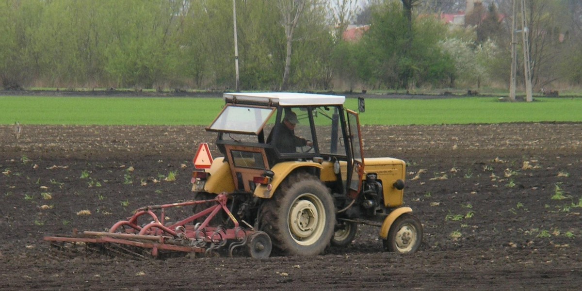 Dramat na polu. Traktor przygniótł rolnika