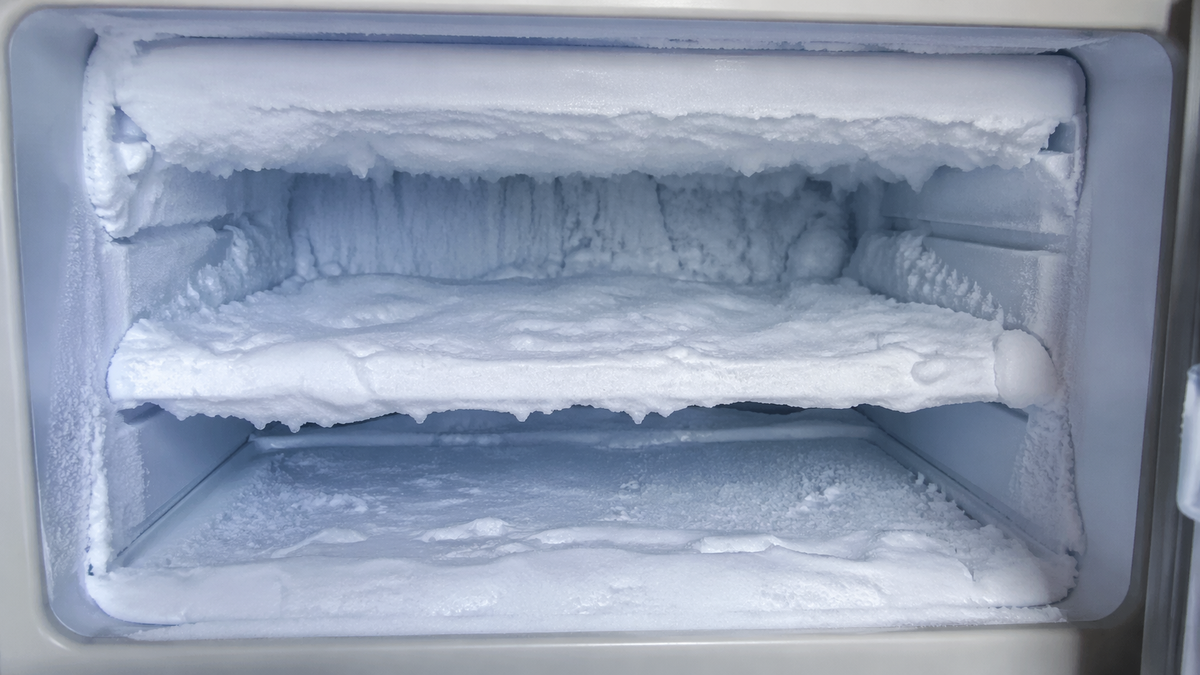Zamrzivač vam je pun leda? Rešite problem uz jednostavan kućni trik - za svega 5 minuta