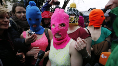 Pussy Riots pobite nahajką przez Kozaków w centrum Soczi