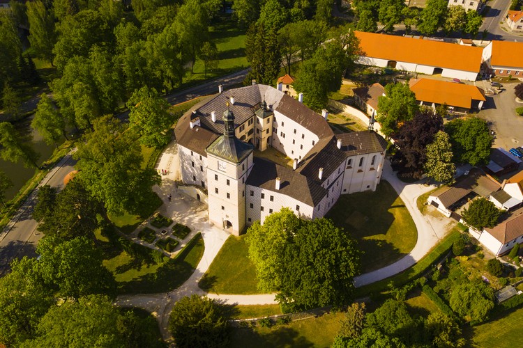 <strong>Zamek Březnice</strong>
<br></br>
Półtorej godziny jazdy od stołecznej Pragi. Szczególną chlubą zamku Březnice jest biblioteka loksańska (czes. Lokšanská knihovna), mieszcząca się w majestatycznych komnatach z malowidłami na belkowym suficie. Jest to najstarsza biblioteka zamkowa w Czechach, która zachowała się w dobrym stanie. Na szczególną uwagę zasługuje także kaplica Najświętszej Maryi Panny w stylu wczesnego baroku, z rokokowymi meblami i kasetonowym sufitem wykonanym przez Carlo Lurago. Inne ciekawe miejsca z zamkowych wnętrz to Salon Afrykański oraz renesansowa jadalnia. Zamek otacza i ozdabia park zaaranżowany w stylu angielskim.
<br></br>