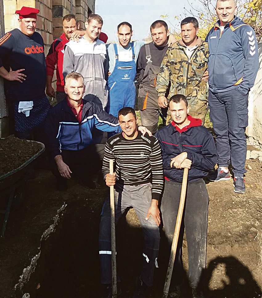 Stolar Mile je došao da petočlanoj porodici koja teško živi pomogne da poprave kupatilo, a tamo ga je sačekalo petnaestak meštana