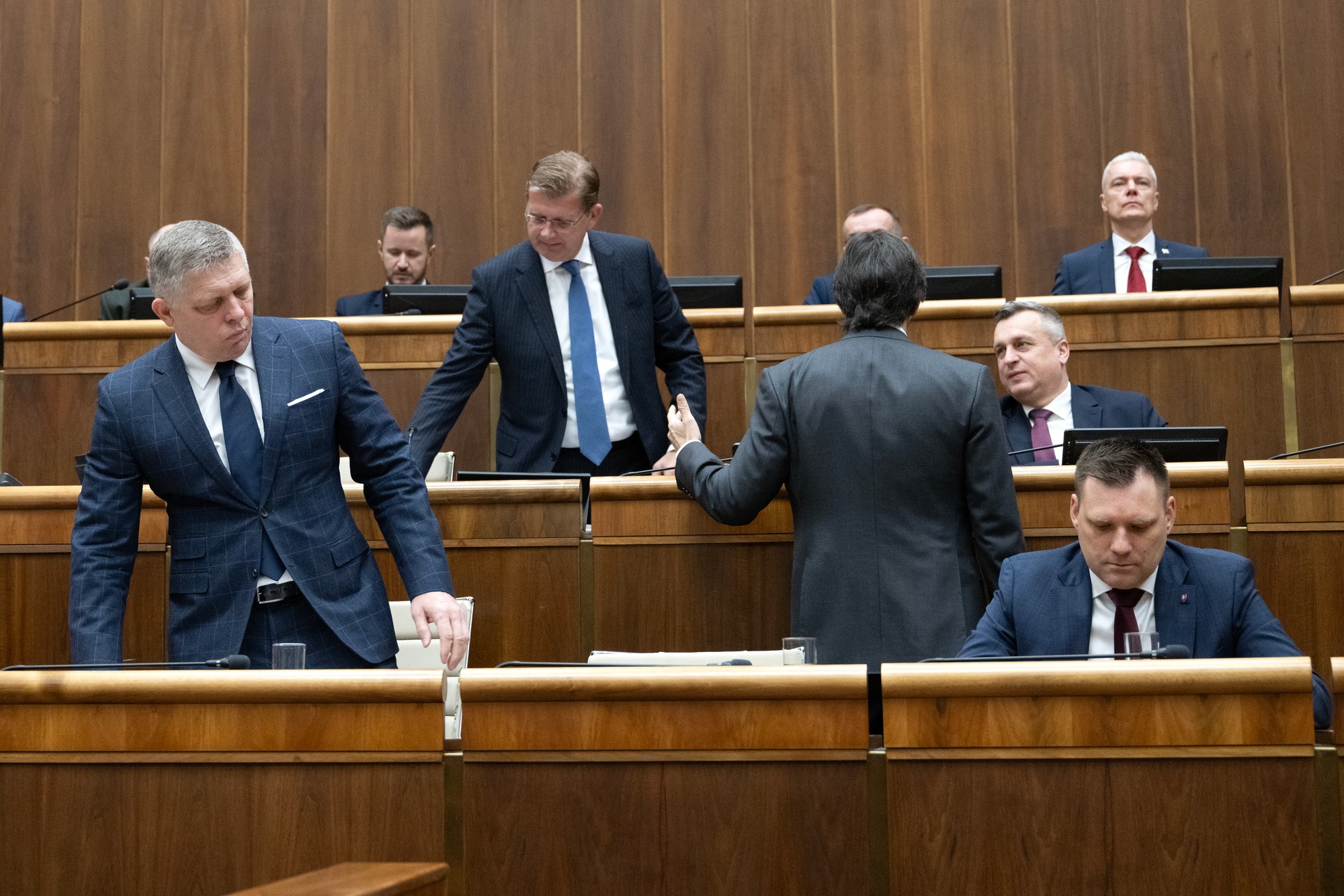 V popredí zľava premiér Robert Fico, vicepremiér a minister obrany SR Robert Kaliňák (obaja Smer-SD) a minister životného prostredia SR Tomáš Taraba (nominant SNS), v pozadí zľava podpredseda NR SR poverený jej vedením Peter Žiga (Hlas-SD) a podpredseda NR SR Andrej Danko (SNS).