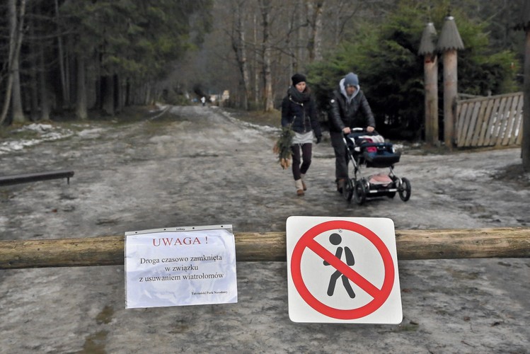 Zakaz wstępu na szlaku w Dolinie Kościeliskiej w Tatrach