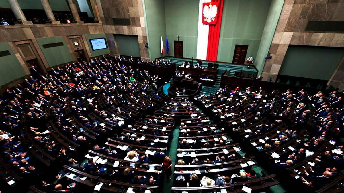 Dziś mijają dwa lata od powołania rządu Beaty Szydło. Premier podsumowując połowę kadencji swojego gabinetu podkreśliła, że jego trzema filarami są rodzina, rozwój i bezpieczeństwo. Choć w minionym roku nie doszło do zmian w rządzie, to na początek grudnia zapowiadana jest jego rekonstrukcja. Na jaką ocenę zasłużyli poszczególni ministrowie? Kto zostanie odwołany? Czy dojdzie do zmiany w fotelu premiera? - między innymi na te pytania odpowiadają dziennikarze Onetu Andrzej Stankiewicz i Andrzej Gajcy.