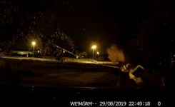 Złodziej w ukrytej kamerze. Włamał się do samochodu, a policja pokazała jego twarz