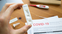 Mam objawy COVID-19, ale negatywny wynik testu. Dlaczego tak się dzieje i co wtedy robić?