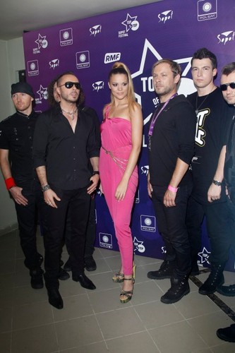 Dominika Gawęda z kolegami z zespołu