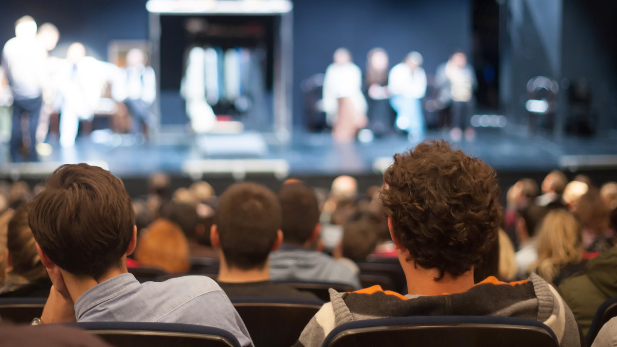 Kolejny tydzień września przynosi nową dawkę teatralnych emocji. Warto zwrócić uwagę na najnowsze premiery teatrów w Białymstoku, Gorzowie Wielkopolskim, Płocku, Sopocie i Zabrzu, a także na krakowską Noc Teatrów.