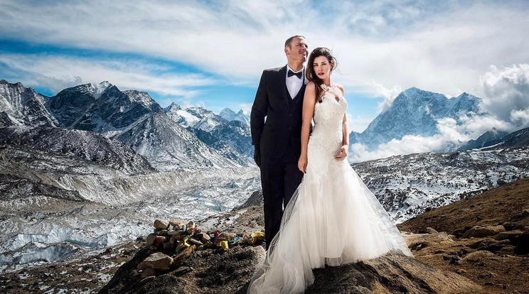 Ashley 
Schmeider 
(jobbra) és 
James Sisson
az Everesten
kelt egybe  /Fotó:Instagram
