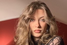 Anja je pronašla GLAM HALJINU U SECOND HANDU ZA 3.000 DINARA i u njoj izgleda kao HOLIVUDSKA DIVA! Atraktivan kroj i hit boja sezone ostavljaju neverovatan utisak - prelepe su i salonke od 800 dinara!