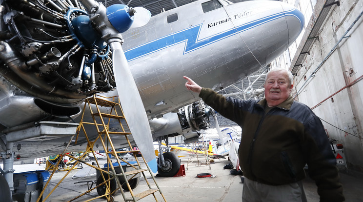 Hajdú Károly 54 éve kezdte a repülőgép-szerelői szakmát / Fotó: Fuszek Gábor