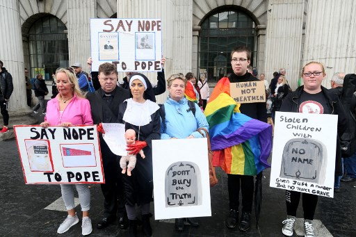 Po publikacji rewelacji przez Irlandię przetoczyła się fala antyklerykalnych protestów
