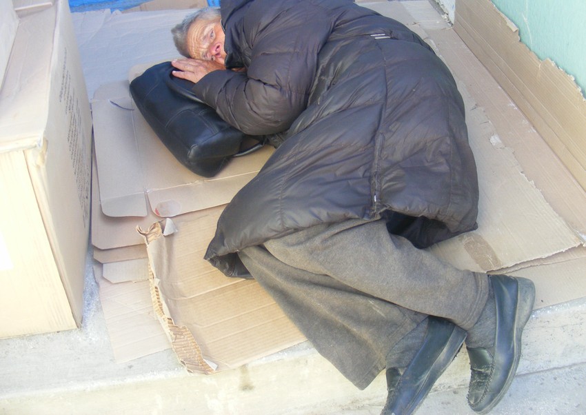 Noći provodi na stepenicama stambenih zgrada