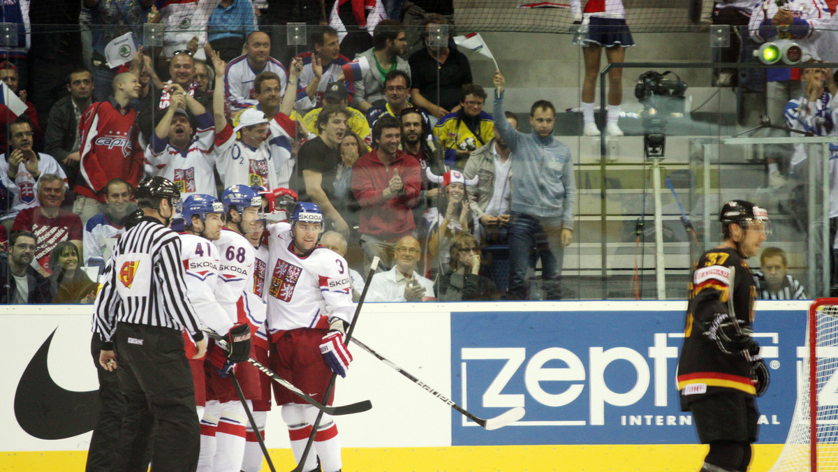 Reprezentacja Niemiec została rozbita w Bratysławie przez ekipę Czech 2:5 (1:2, 0:3, 1:0), w ostatnim meczu grupy D. Czesi w fazie ćwierćfinałowej zmierzą się ze Stanami Zjednoczonymi.