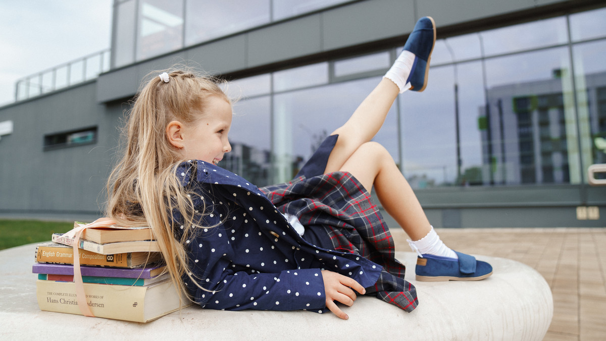 Czy wiesz, że nieprawidłowo dobrane obuwie do szkoły może mieć negatywny wpływ na prawidłowy rozwój stóp dziecka, a co za tym idzie jego całej sylwetki? Wybór odpowiednich butów jest niezwykle ważny, ponieważ mali odkrywcy spędzają w nich większość swojego dnia, wliczając w to zajęcia dodatkowe. Ze względu na zbliżający się rok szkolny podpowiadamy, na jakie cechy warto zwrócić uwagę przy zakupie kapci do szkoły.