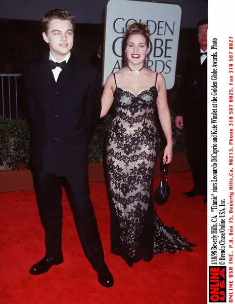 Kate Winslet i Leonardo diCaprio na Złotych Globach w 1998 r. / Brenda Chase / Getty Images