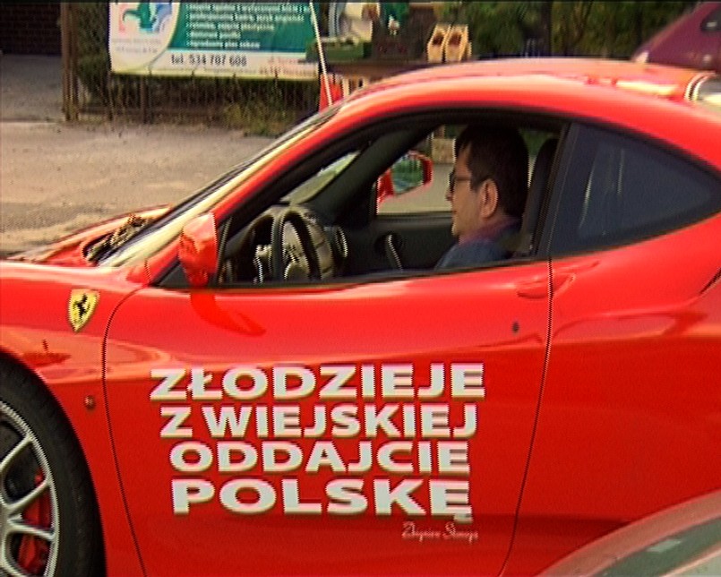 - Będę tym samochodem (red. ferrari) jeździł po Warszawie i po Polsce - zapowiada Stonoga. Biznesmen wzywa innych, by też okleili swoje samochody i tak wyjechali na ulice: - Oklejmy wszystkie samochody różnymi hasłami i pokażmy, że to my stanowimy istotę tego państwa - dodaje przedsiębiorca i w ostrych słowach wyjaśnia, skąd hasło na jego aucie...