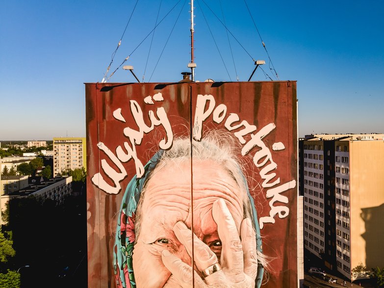 Mural "Wyślij pocztówkę do Babci" z kolejną nagrodą. Pani Eugenia rozczula!