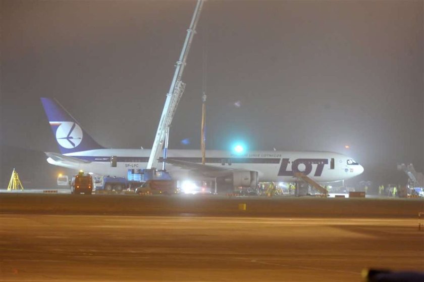 Boeing 767 stoi już na kołach! ZDJĘCIA