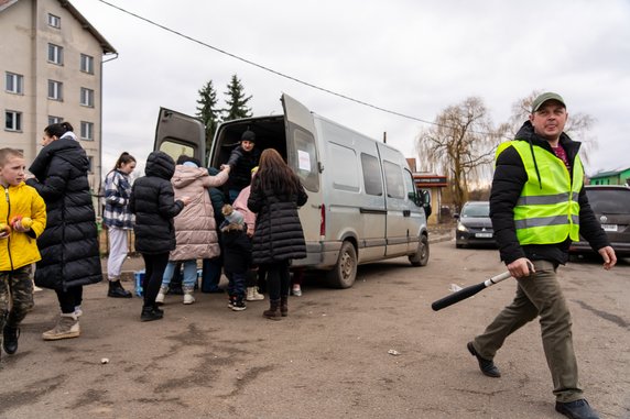 Służby porządkowe pilnują spokoju na granicy. Są wyposażone m.in. w kije bejsbolowe