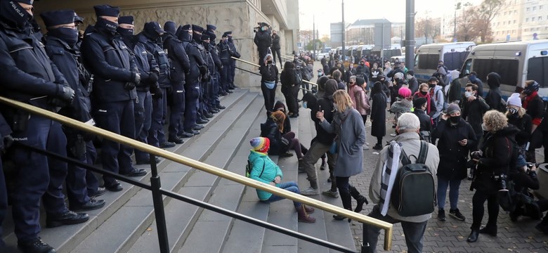 Protest przed Sądem Okręgowym. "Zdejmij mundur, przeproś matkę" [WIDEO]