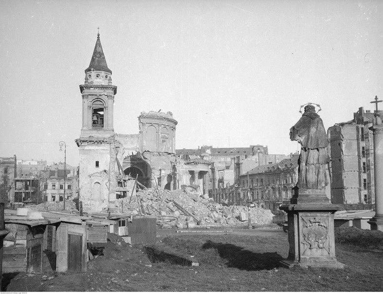 Warszawa, 1945 r. Plac Trzech Krzyży - widok w kierunku północnym. Na pierwszym planie widoczna figura św. Jana Nepomucena, w głębi - ruiny kościoła św. Aleksandra