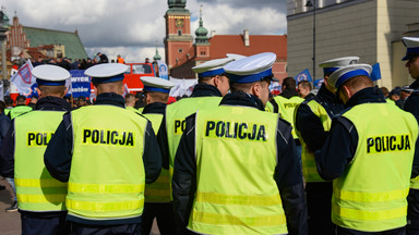 Trzynasta emerytura mundurowa kosztem czynnych żołnierzy i policjantów