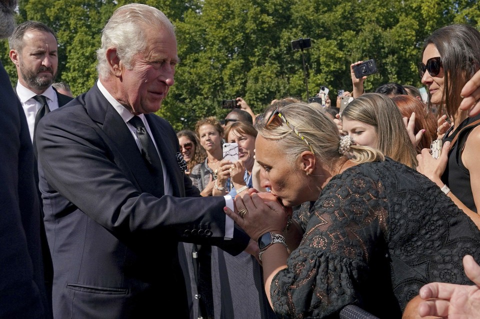 Król Karol przed pałacem Buckingham