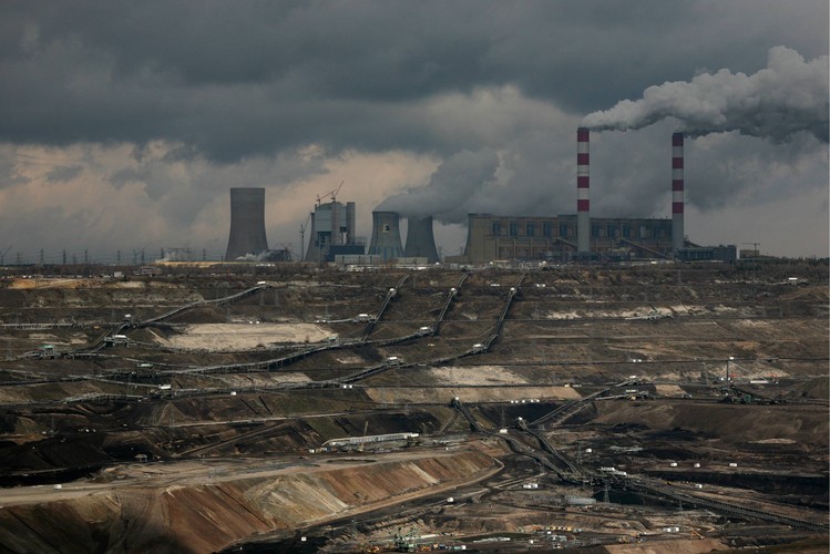 Produkcja prądu z węgla brunatnego jest mniej wydajna niż w przypadku węgla kamiennego, ponieważ węgiel brunatny jest mniej kaloryczny. Z drugiej strony jego wydobycie jest tańsze, ponieważ stosuje się metodę odkrywkową, a nie drąży korytarze w ziemi. Kopalnia w Bełchatowie robi ogromne wrażenie - krajobraz w promieniu wielu kilometrów jest iście księżycowy.

Na zdjęciu: Kopalnia węgla brunatnego w Bełchatowie