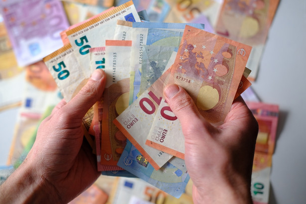 Średnia płaca minimalna w Unii Europejskiej to ponad tysiąc euro
