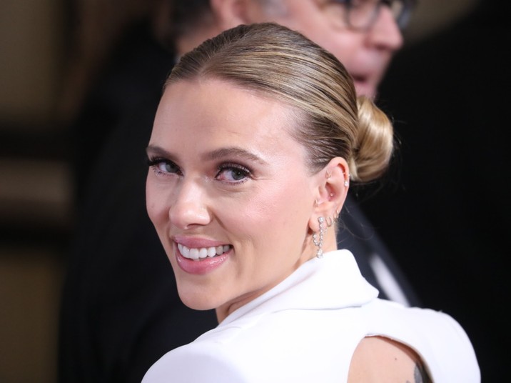 Scarlett Johansson promienieje.