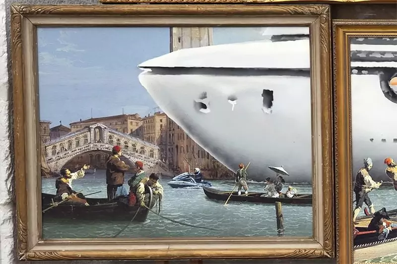 Banksy pokazał &quot;Venice in oil&quot; na Biennale Sztuki w Wenecji