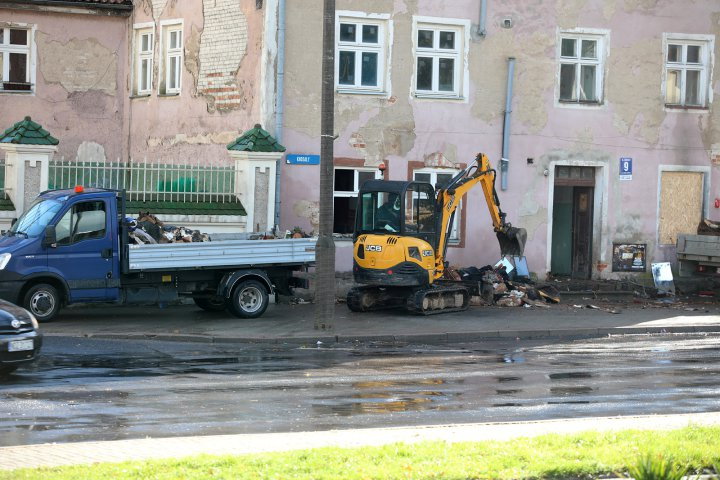 Przez wiele lat mieszkali tam m.in. Romowie. Teraz budynek przy Knosały idzie na sprzedaż [ZDJĘCIA]