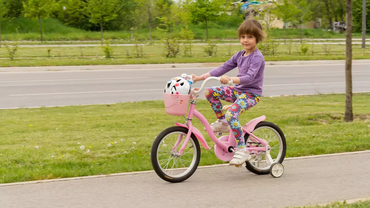 Male dziecko na drodze dla rowerów? Wykluczone! By jechać rowerem drogą dola rowerów trzeba mieć albo kartę rowerową, albo ukończone 18 lat!