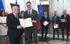 Uroczystość wręczenia nowym posłom zaświadczeń o wyborze. Mejza wybuczany