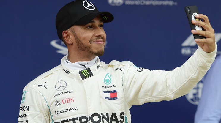 Szelfivel ünnepli a pole-pozíciót Hamilton / Fotó: AFP