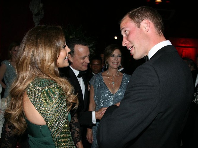 Zdaniem niektórych komentatorów tak śmiały strój nie przystoił gwieździe w obecności księcia Williama i jego małżonki. Sam książę w rozmowie z J.Lo wydawał się raczej zadowolony… A jak Wy oceniacie strój Lopez? Wpadka czy sukces?