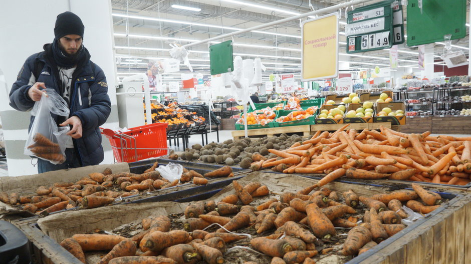 Supermarket Auchan w Moskwie. Sieć nadal funkcjonuje w Rosji. 16 kwietnia 2022 r.