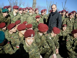 MON wyrzuca urzędników i kończy z poborem