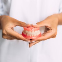 Műfogsor-stomatitis: oka, tünetei, kezelése és veszélyei