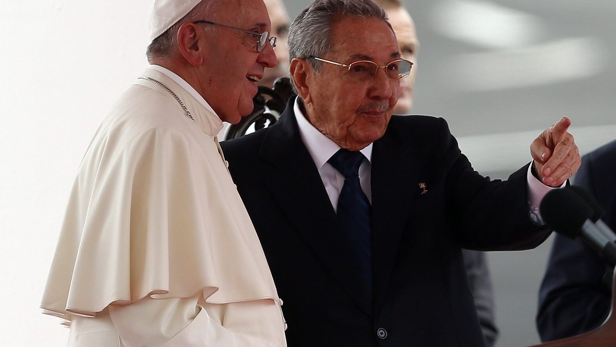 Papież Franciszek przybył do Hawany, która jest pierwszym etapem jego 10-dniowej podróży na Kubę i do Stanów Zjednoczonych. Na lotnisku imienia Jose Marti papieża witał kubański przywódca Raul Castro.