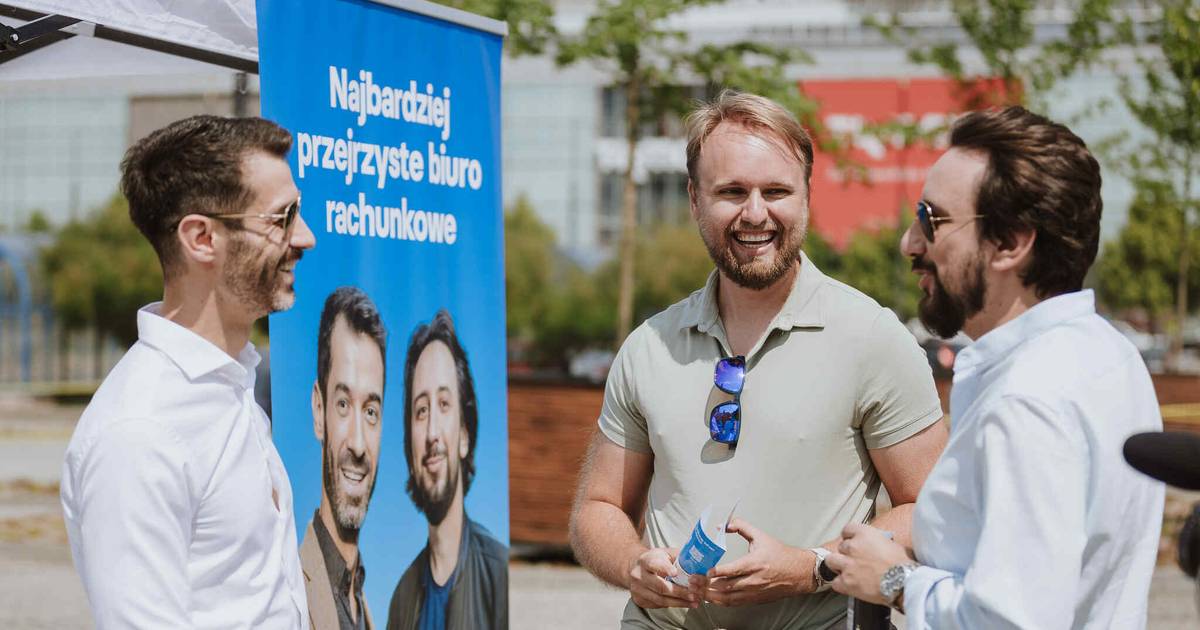 InFakt postawił szklane biuro na Placu Defilad i pokazał, jak wygląda transparentna księgowość.