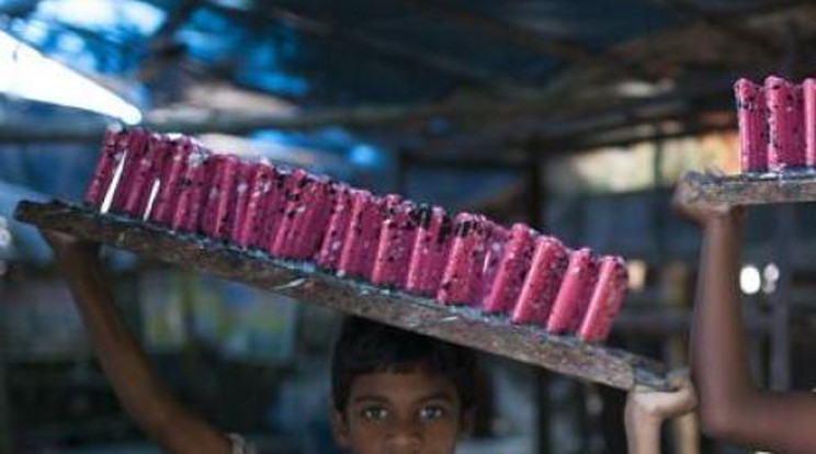 Éhbérért dolgoznak a bangladesi gyerekek! - Fotó!