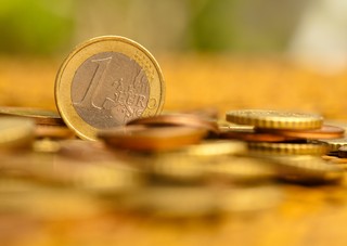 Analitycy: Złoty nadal umacniał się wobec euro